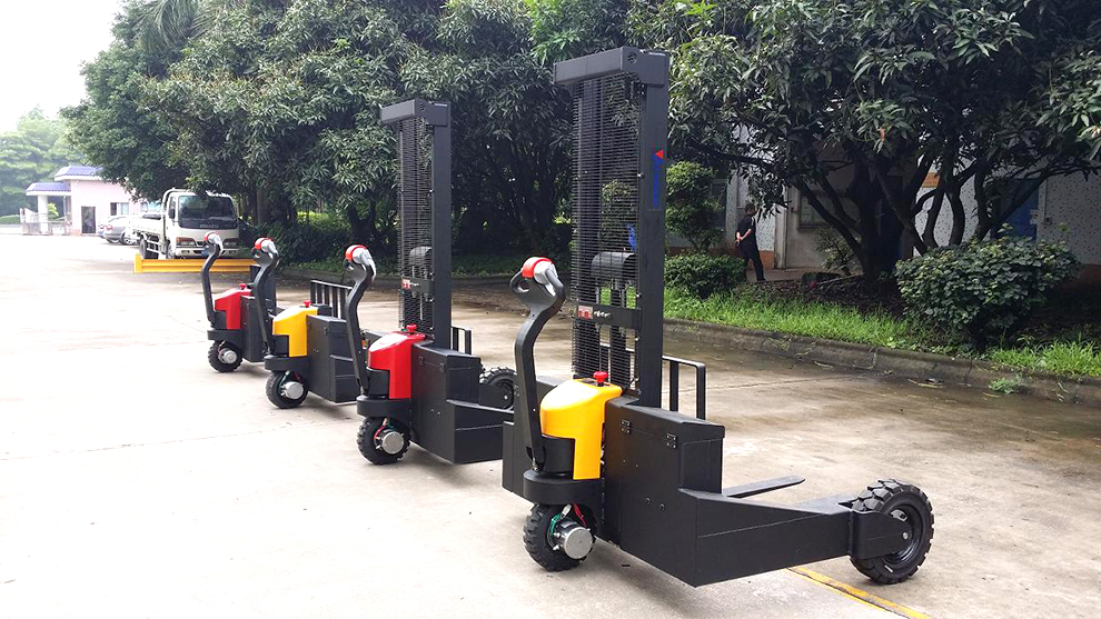 WS-100-16RTL rough terrain electric pallet stacker